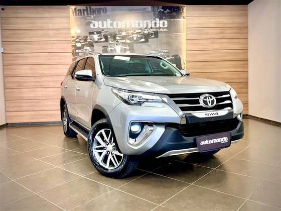 TOYOTA HILUX SW4 2.8 SRX 4X4 7 LUGARES 16V TURBO INTERCOOLER DIESEL 4P AUTOMÁTICO TOYOTA HILUX SW4 2.8 SRX 4X4 7 LUGARES 16V TURBO INTERCOOLER DIESEL 4P AUTOMÁTICO